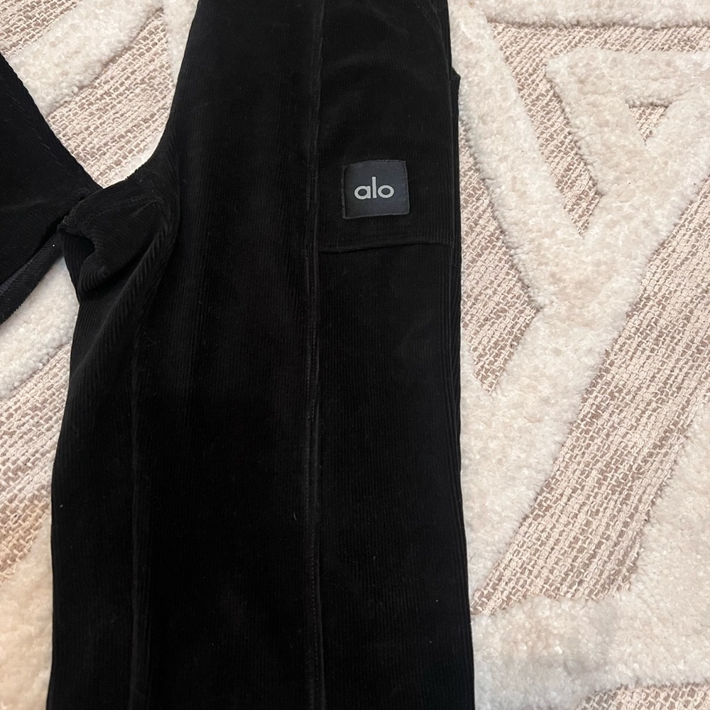 Set! ALO OUTFIT Micro Corduroy Flare Pant XS matching Crop Top XXS Black - Picture 8 of 8